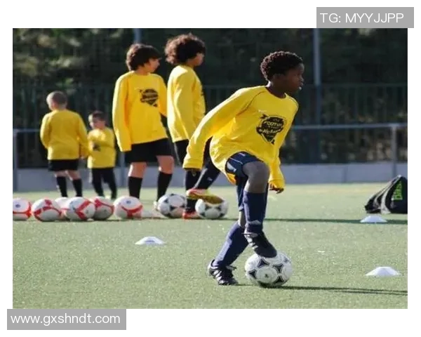 秋季时尚与足球激情交融4号秋衣的明星运动员魅力揭秘