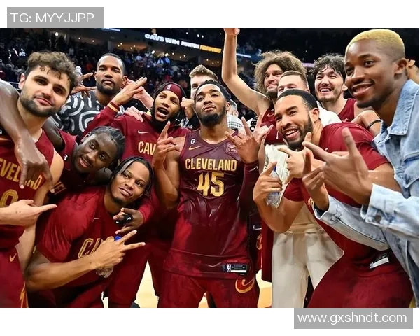 足球巨星闪耀NBA球馆引发球迷热潮激情碰撞体育盛宴