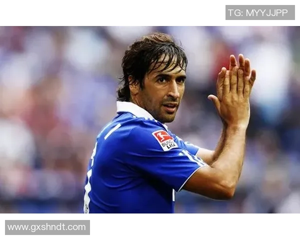 足球明星在赛场上的帅气瞬间展现他们的风采与魅力