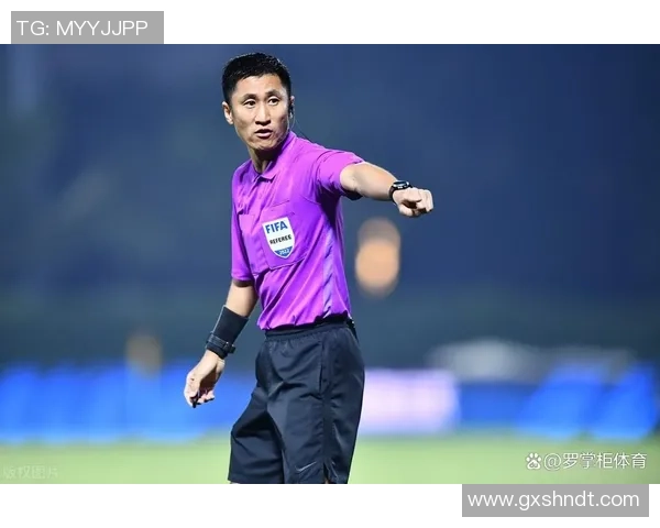 足球明星因个性张扬被誉为狂人引发球迷热议与关注