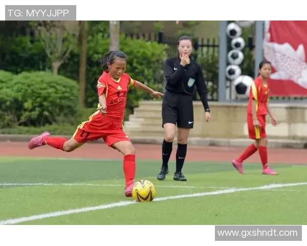 足球明星风采绽放于绿茵场上英勇奋战展现技艺与荣耀之道 足球明星风采绽放于绿茵场上英勇奋战展现技艺与荣耀之道